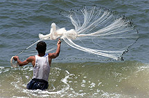 Foto archivio DIA || Momenti della pesca nel Mediterraneo: il lancio della rete